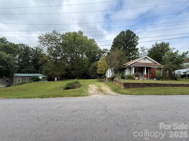 68 Morris Avenue, Marion, NC - 3 beds, 1 bath, 982 sqft - $60,000