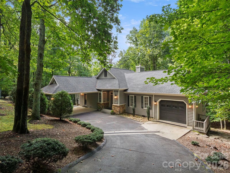 108 Little Cherokee Ridge, Hendersonville, NC - 4 beds, 4 baths, 2,827 sqft - $1,150,000