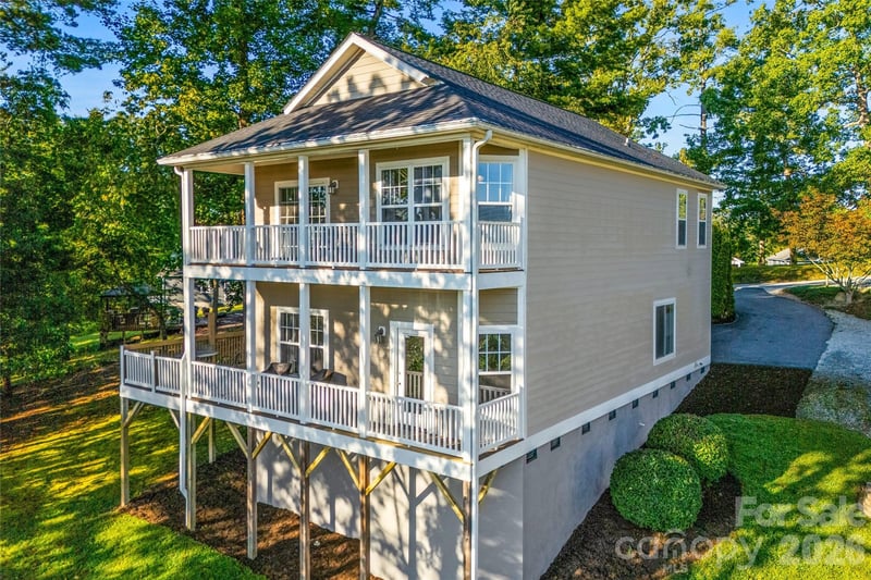 14 Summit Circle, Hendersonville, NC - 4 beds, 3.5 baths, 2,316 sqft - $539,000
