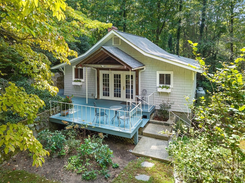 240 Seneca Boulevard, Hendersonville, NC - 2 beds, 1.5 baths, 922 sqft - $338,000
