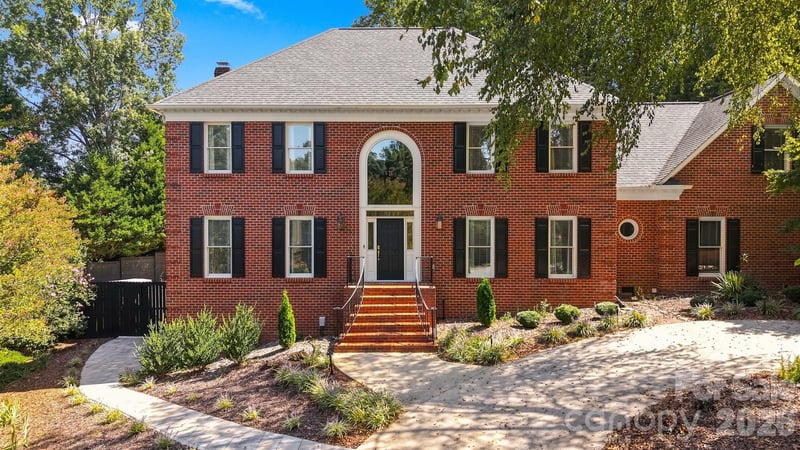 555 19th Avenue Lane NW, Hickory, NC - 4 beds, 5 baths, 4,595 sqft - $799,900