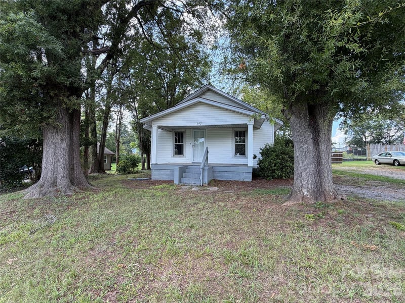 142 26th Street SW, Hickory, NC - 2 beds, 1 bath, 937 sqft - $184,900