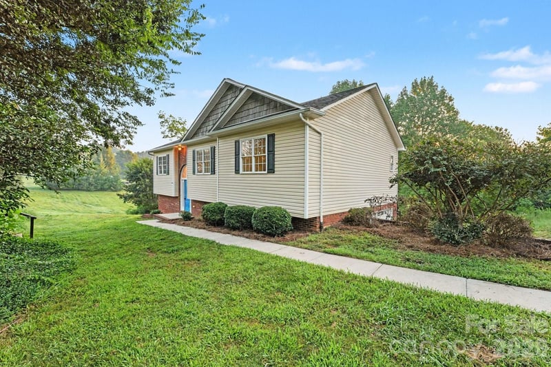 4750 Dalena Drive, Claremont, NC - 3 beds, 2.5 baths, 1,874 sqft - $300,000