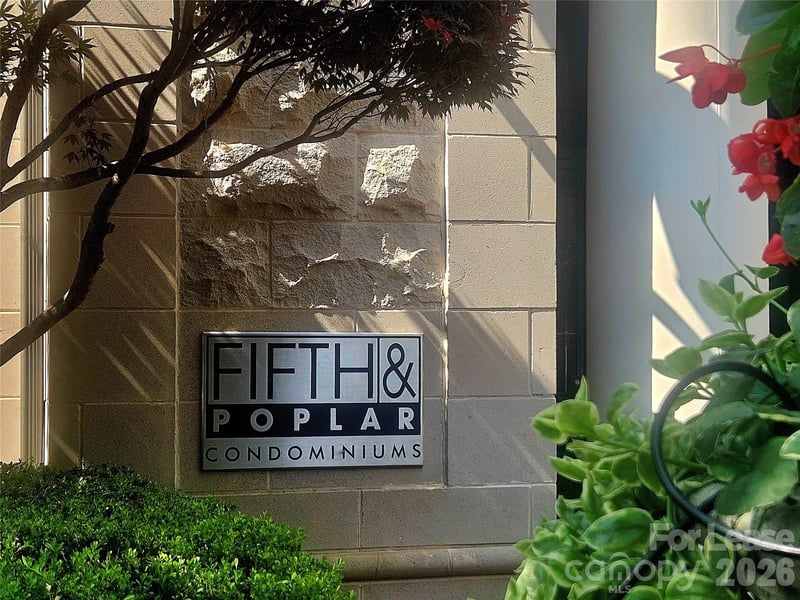 300 W 5th Street Apt 718, Charlotte, NC - 2 beds, 2 baths, 1,074 sqft - $2,350