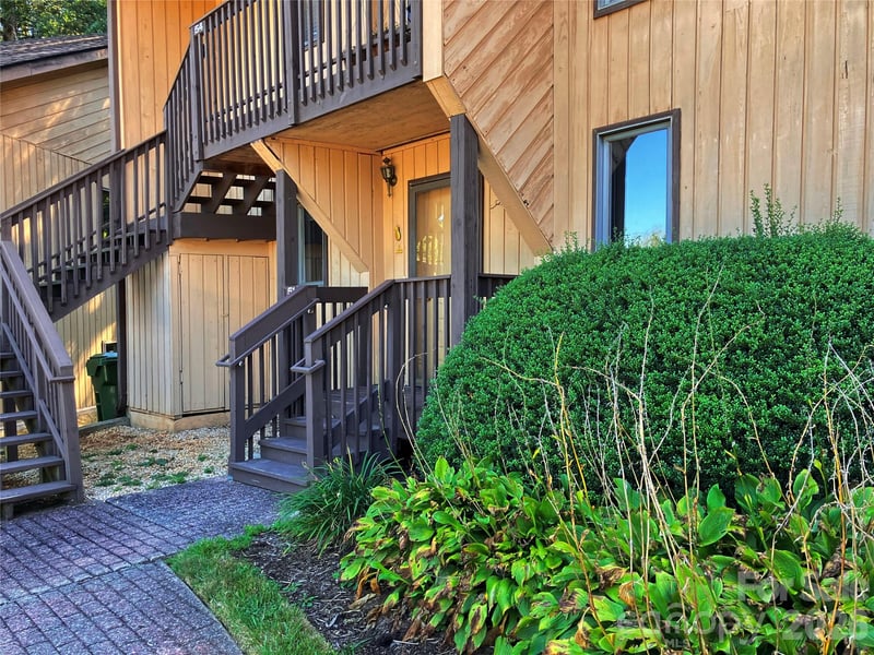 51 Pebble Creek Drive, Asheville, NC - 2 beds, 2 baths, 1,296 sqft - $260,000