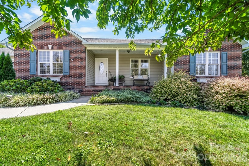4391 33rd Street Lane NE, Hickory, NC - 3 beds, 2 baths, 1,737 sqft - $374,900