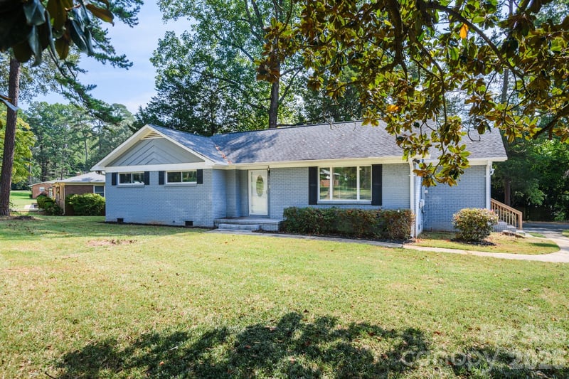 6414 Elmwood Circle, Charlotte, NC - 3 beds, 2 baths, 1,480 sqft - $350,000