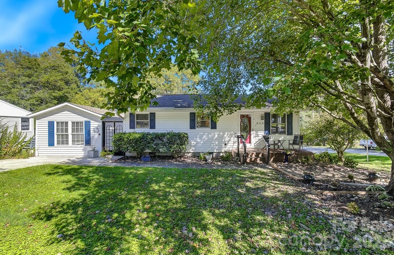 312 Jack Street, Hendersonville, NC - 2 beds, 3 baths, 836 sqft - $325,000