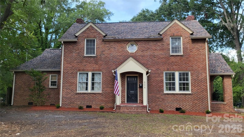 504 Chesterfield Avenue, Lancaster, SC - 4 beds, 2 baths, 2,615 sqft - $179,900