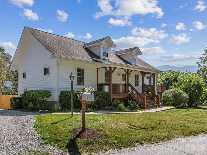 110 Medford Avenue, Waynesville, NC - 3 beds, 3 baths, 2,404 sqft - $509,900