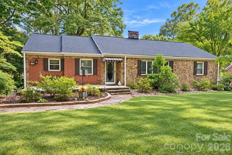 609 1st Avenue N, Conover, NC - 3 beds, 3.5 baths, 2,695 sqft - $469,000
