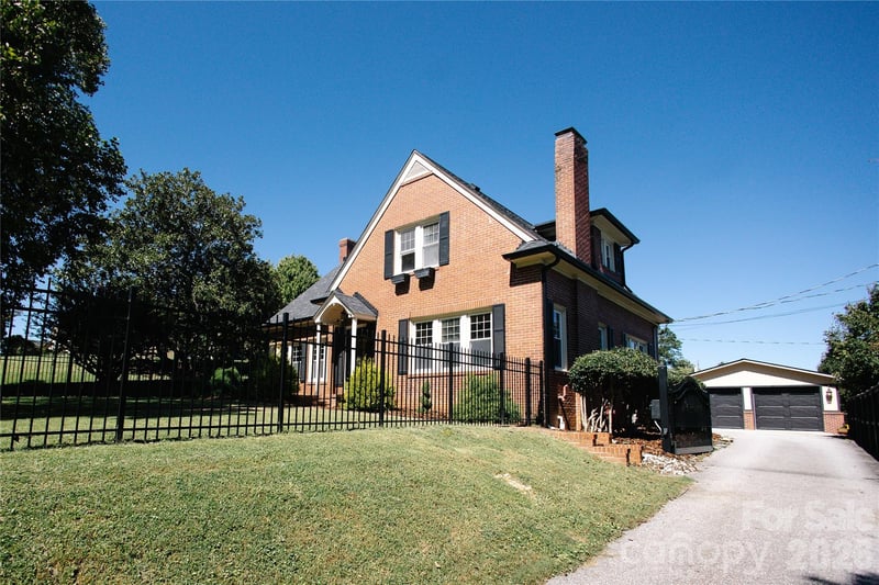 569 Rutherford Road, Marion, NC - 4 beds, 2.5 baths, 2,560 sqft - $525,000