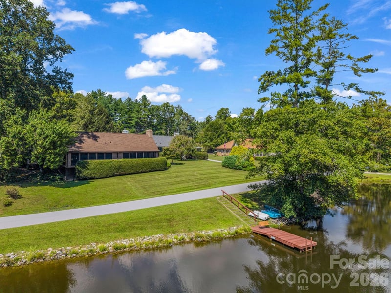 31 Willow Way, Hendersonville, NC - 2 beds, 2 baths, 1,725 sqft - $400,000
