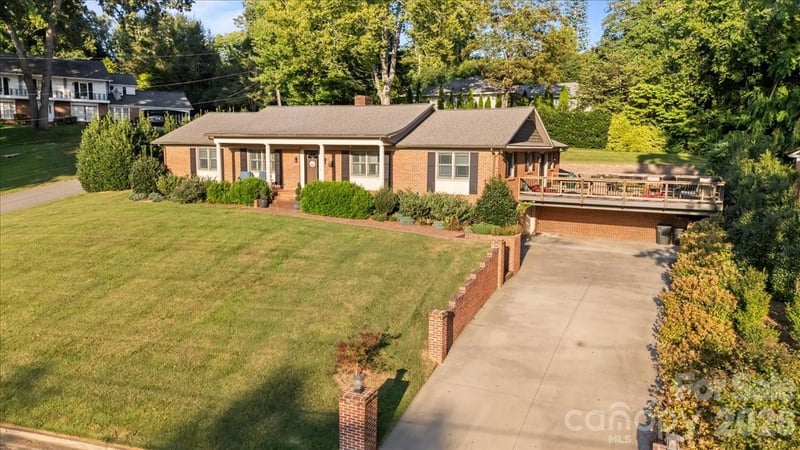 102 Hillside Lane, Morganton, NC - 3 beds, 3 baths, 3,808 sqft - $700,000