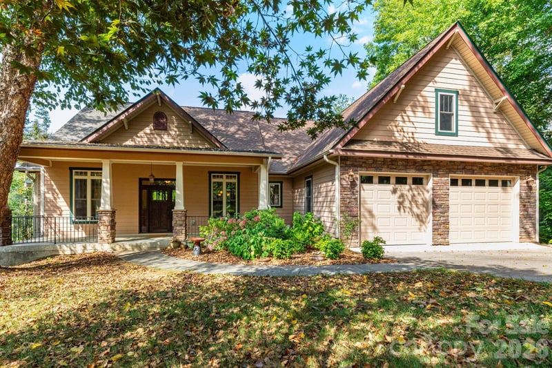5 Meadowbrook Lane, Weaverville, NC - 5 beds, 4.5 baths, 4,600 sqft - $850,000