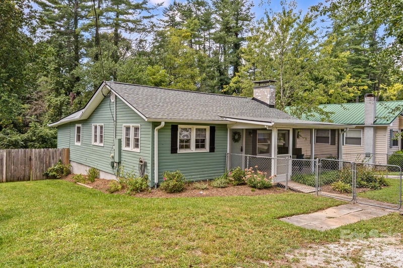1015 Mountain View Street, Hendersonville, NC - 2 beds, 2 baths, 975 sqft - $330,000