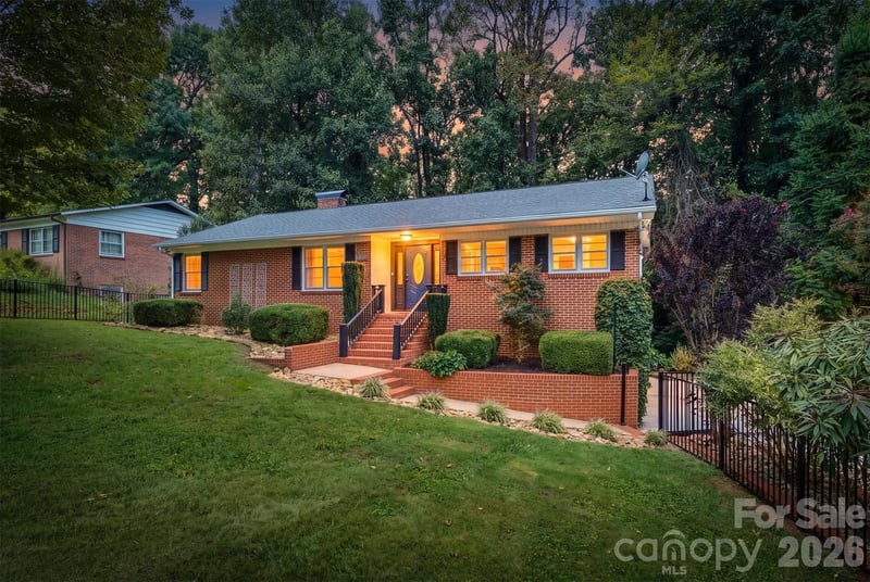 146 Maehill Place SW, Lenoir, NC - 3 beds, 3.5 baths, 2,101 sqft - $359,900