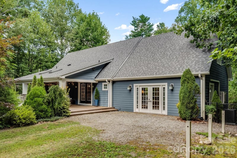218 S Alta Vista Drive, Saluda, NC - 3 beds, 2.5 baths, 2,385 sqft - $609,900