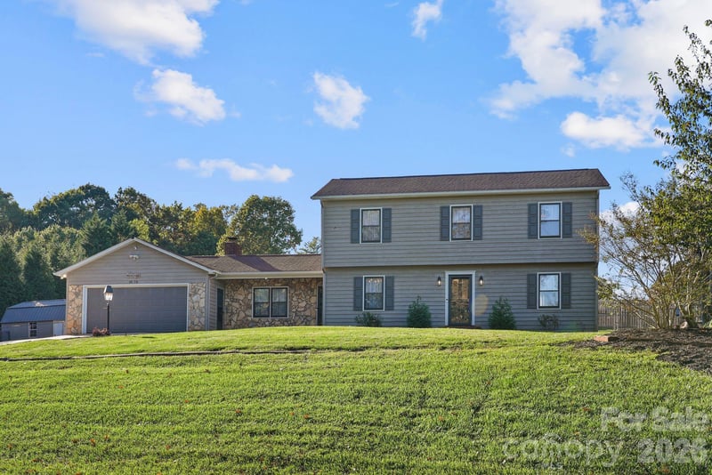 5976 Gold Creek Estate Drive, Hickory, NC - 4 beds, 2.5 baths, 2,048 sqft - $419,000