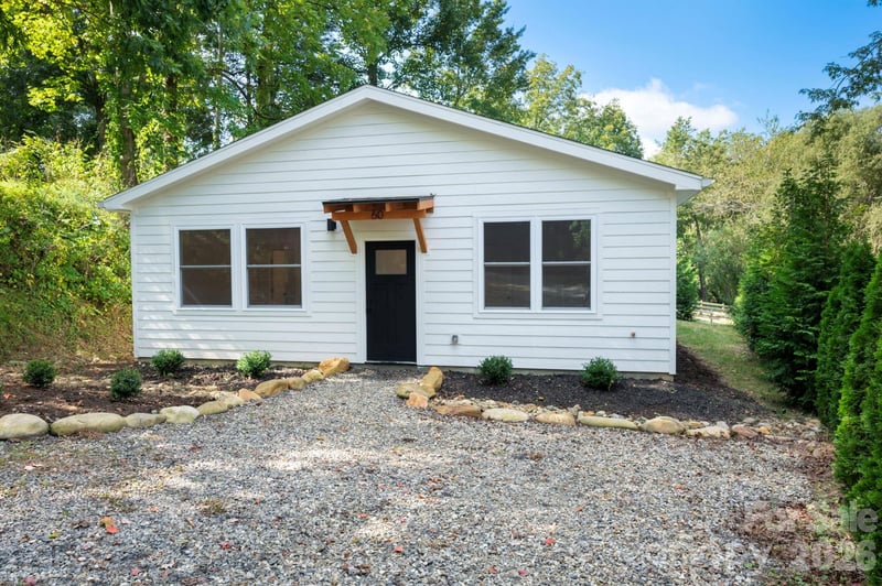 60 Pearl Street, Black Mountain, NC - 3 beds, 2 baths, 1,389 sqft - $399,000