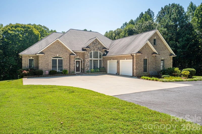 145 Chippawa Drive, Dallas, NC - 3 beds, 3 baths, 2,828 sqft - $699,000