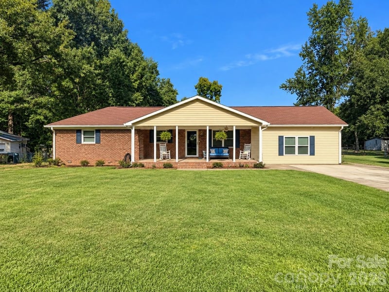 15229 Comanche Lane Apt 21, Matthews, NC - 4 beds, 2.5 baths, 2,105 sqft - $435,000