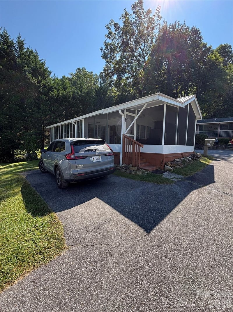 27 Levi Drive, Maggie Valley, NC - 2 beds, 1 bath, 519 sqft - $179,000