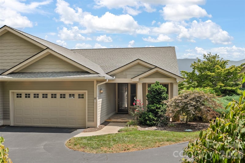 18 Champion Court, Waynesville, NC - 3 beds, 3.5 baths, 2,845 sqft - $895,000