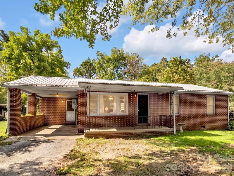 410 Westwood Circle, Waynesville, NC - 3 beds, 1 bath, 1,226 sqft - $250,000