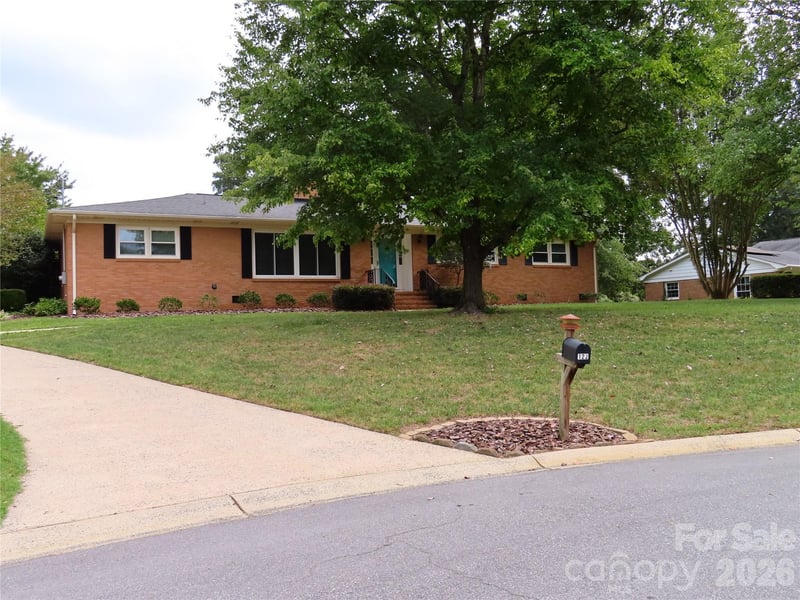 122 Chanticleer Court, Charlotte, NC - 3 beds, 2 baths, 1,566 sqft - $439,900