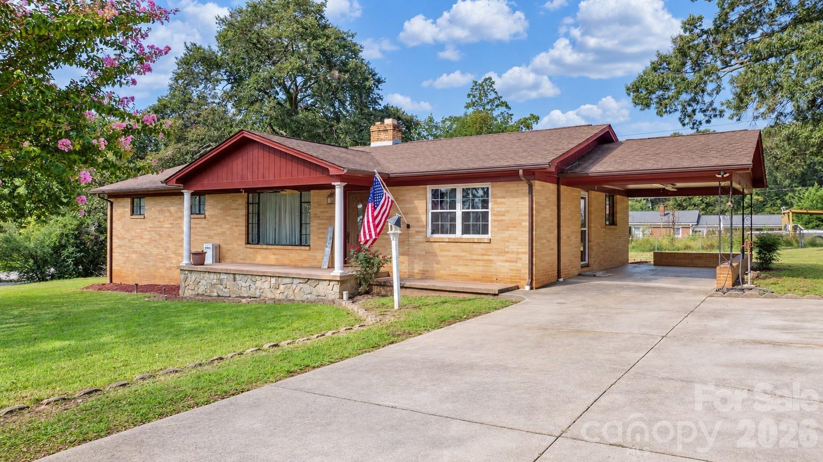1723 31st St NE, Hickory, NC 28601. property listing photo