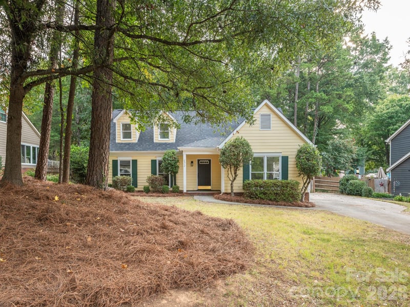2612 Heathershire Lane, Matthews, NC - 3 beds, 2.5 baths, 1,484 sqft - $419,800