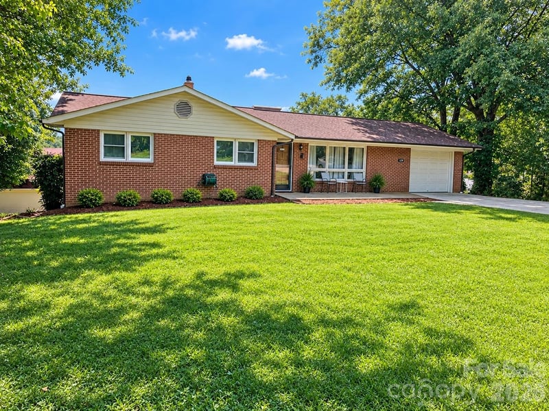 1270 Amherst Road, Morganton, NC - 3 beds, 2.5 baths, 1,633 sqft - $299,000
