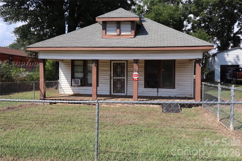 736 2nd Avenue SW, Hickory, NC - 2 beds, 1 bath, 2,080 sqft - $109,900