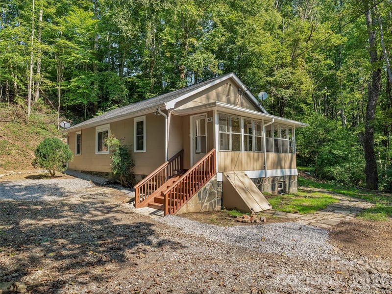 65 Passional Way, Burnsville, NC - 2 beds, 1 bath, 1,069 sqft - $250,000