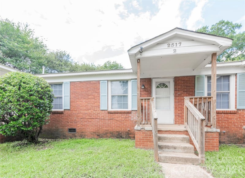 2517 Hemphill Street Apt 2, Charlotte, NC - 2 beds, 1 bath, 678 sqft - $1,200