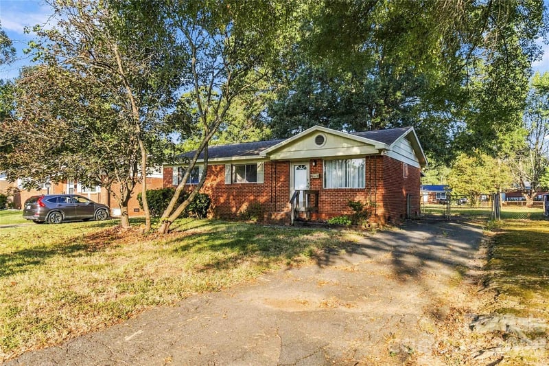4629 Monmouth Drive, Charlotte, NC - 3 beds, 1 bath, 1,000 sqft - $210,000