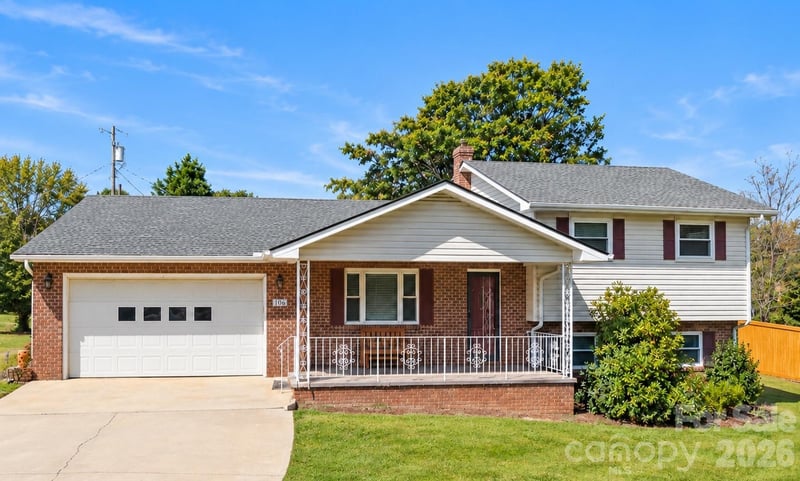 106 Mohican Trail, East Flat Rock, NC - 3 beds, 2 baths, 2,165 sqft - $499,900