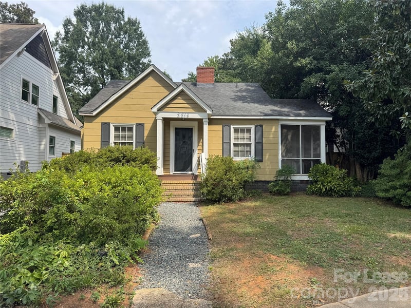 2213 Chesterfield Avenue, Charlotte, NC - 3 beds, 1 bath - $2,800