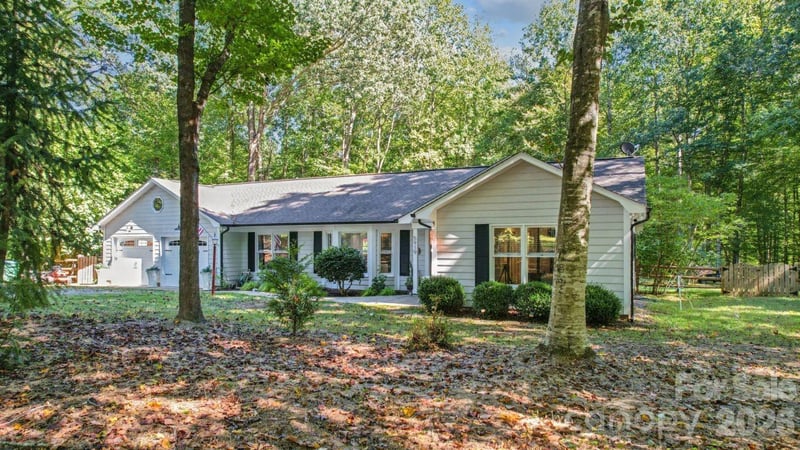 5919 Stonebridge Lane, Waxhaw, NC - 3 beds, 3 baths, 1,983 sqft - $475,000