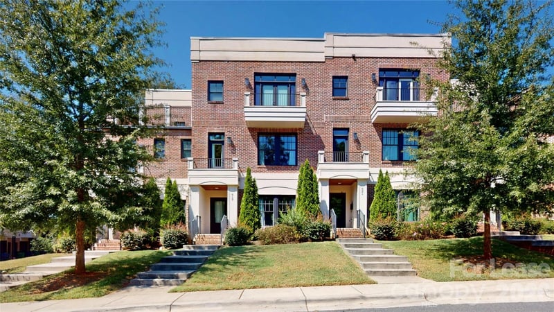 617 W Worthington Avenue, Charlotte, NC - 3 beds, 3.5 baths, 2,559 sqft - $4,295/mo