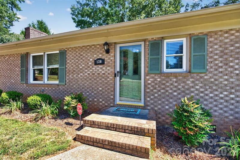 120 Regal Circle, Mooresville, NC - 3 beds, 2 baths, 1,535 sqft - $377,000