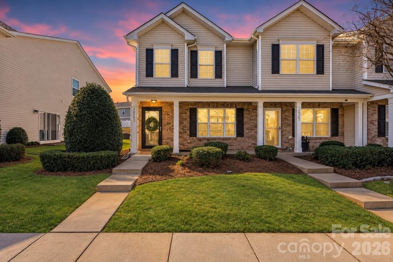 10563 Stoneacre Court, Pineville, NC - 3 beds, 2.5 baths, 1,419 sqft - $285,000