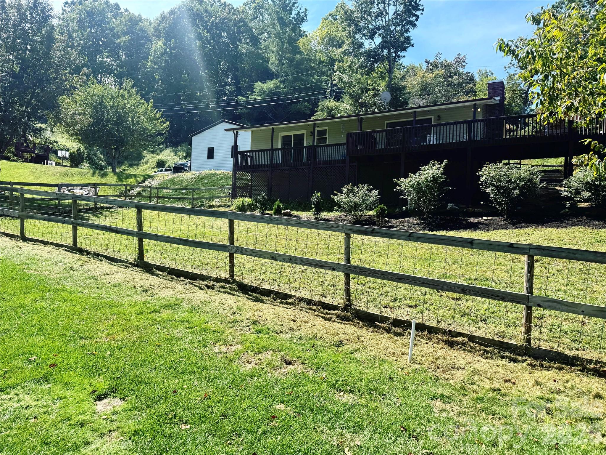 390 Hickory Hill Dr, Spruce Pine, NC 28777. property listing photo