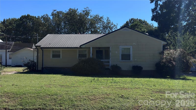 633 Oak Street, Mooresville, NC - 2 beds, 1 bath, 1,645 sqft - $207,500