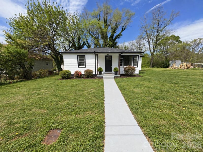 142 S Ervin Avenue, Newton, NC - 2 beds, 1 bath, 827 sqft - $185,000