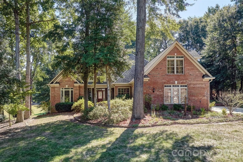 225 Highland Forest Drive, Lake Wylie, SC - 3 beds, 3.5 baths, 3,204 sqft - $674,000