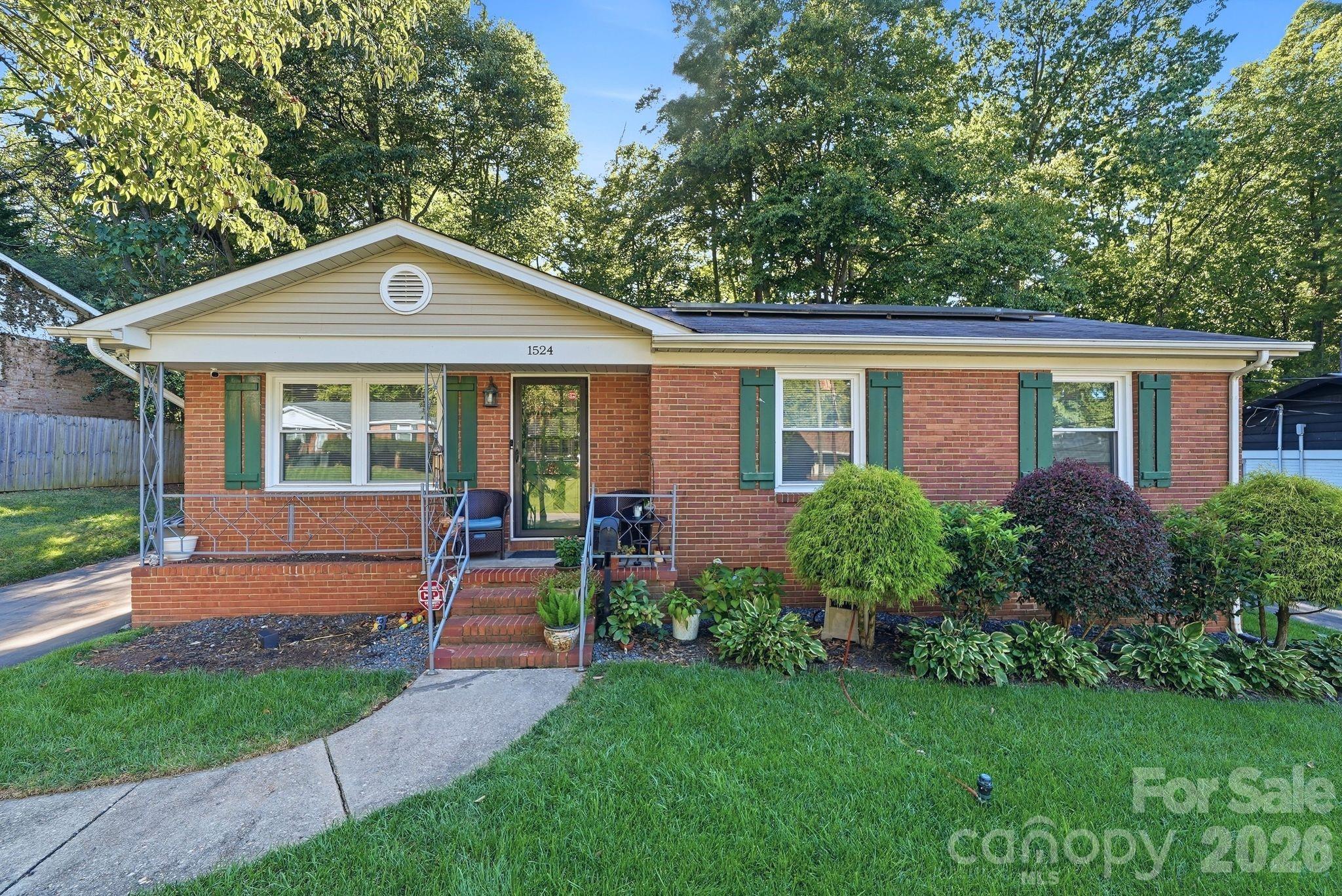 1524 Lanewood Pl, Charlotte, NC 28208. property listing photo