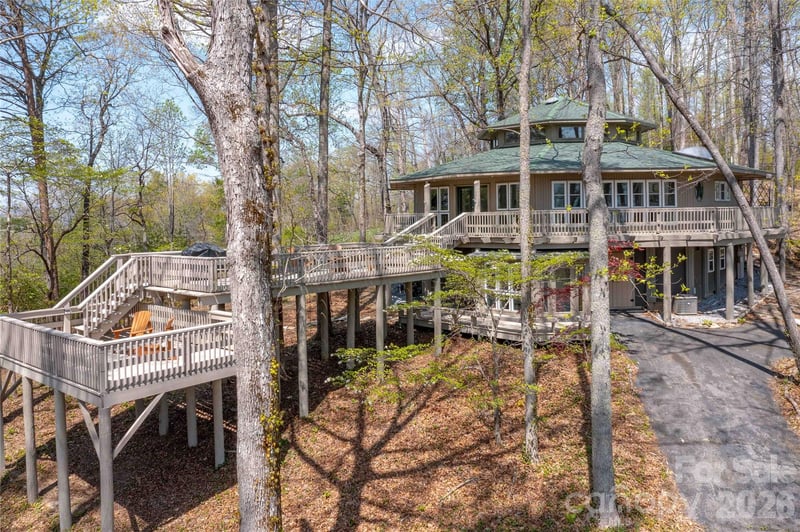 39 Tatham Road, Hendersonville, NC - 2 beds, 2 baths, 2,058 sqft - $575,000