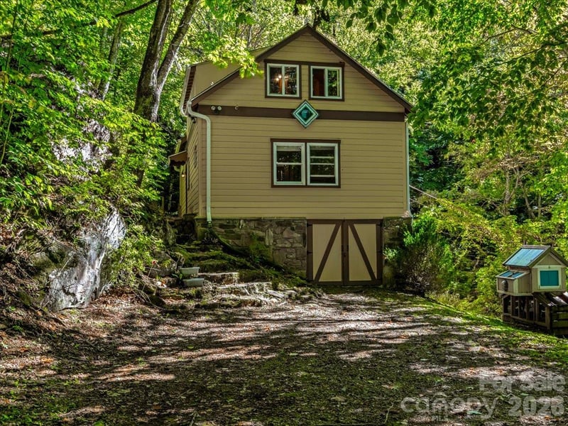 2554 Winter Star Road, Burnsville, NC - 3 beds, 1.5 baths, 1,427 sqft - $385,000